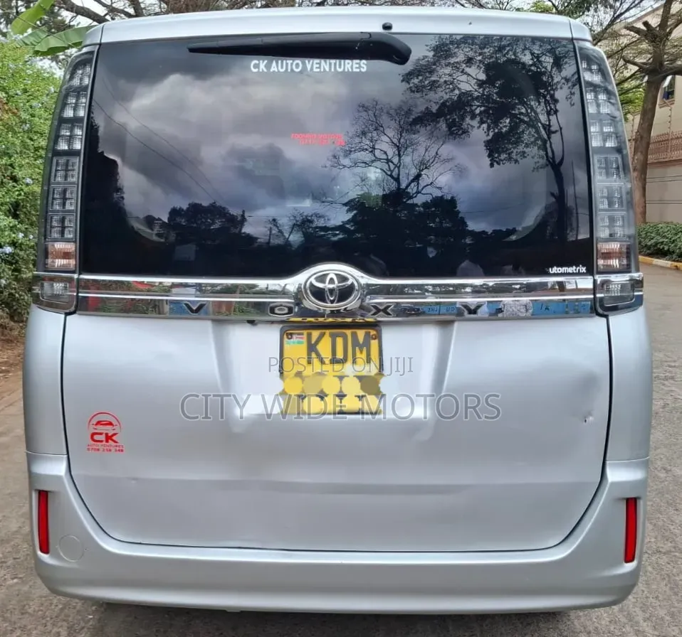 Toyota Voxy V 2WD 8-Seater 2016 Silver