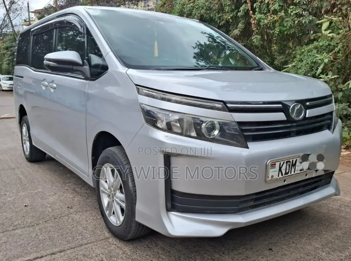 Toyota Voxy V 2WD 8-Seater 2016 Silver