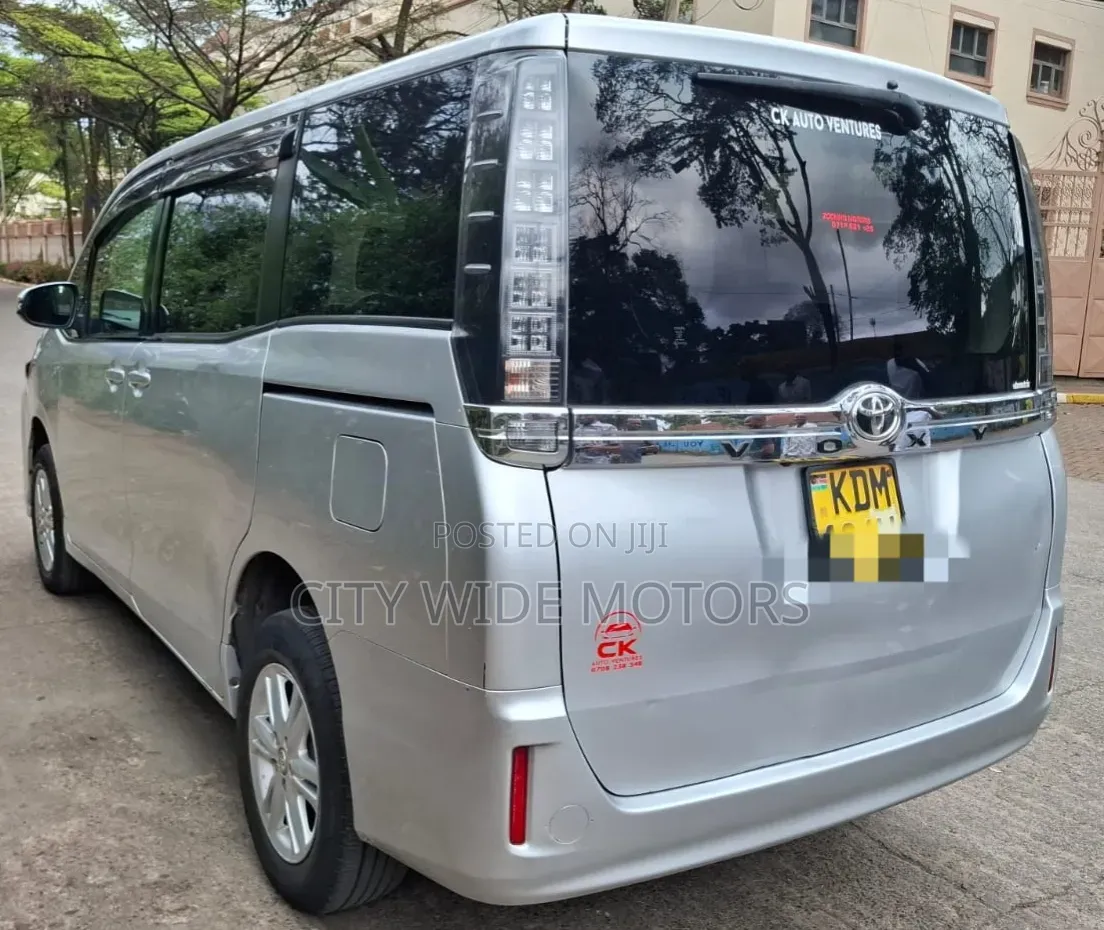 Toyota Voxy V 2WD 8-Seater 2016 Silver
