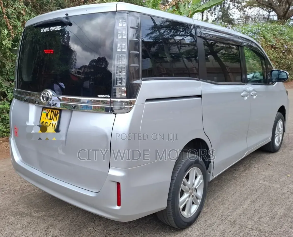 Toyota Voxy V 2WD 8-Seater 2016 Silver