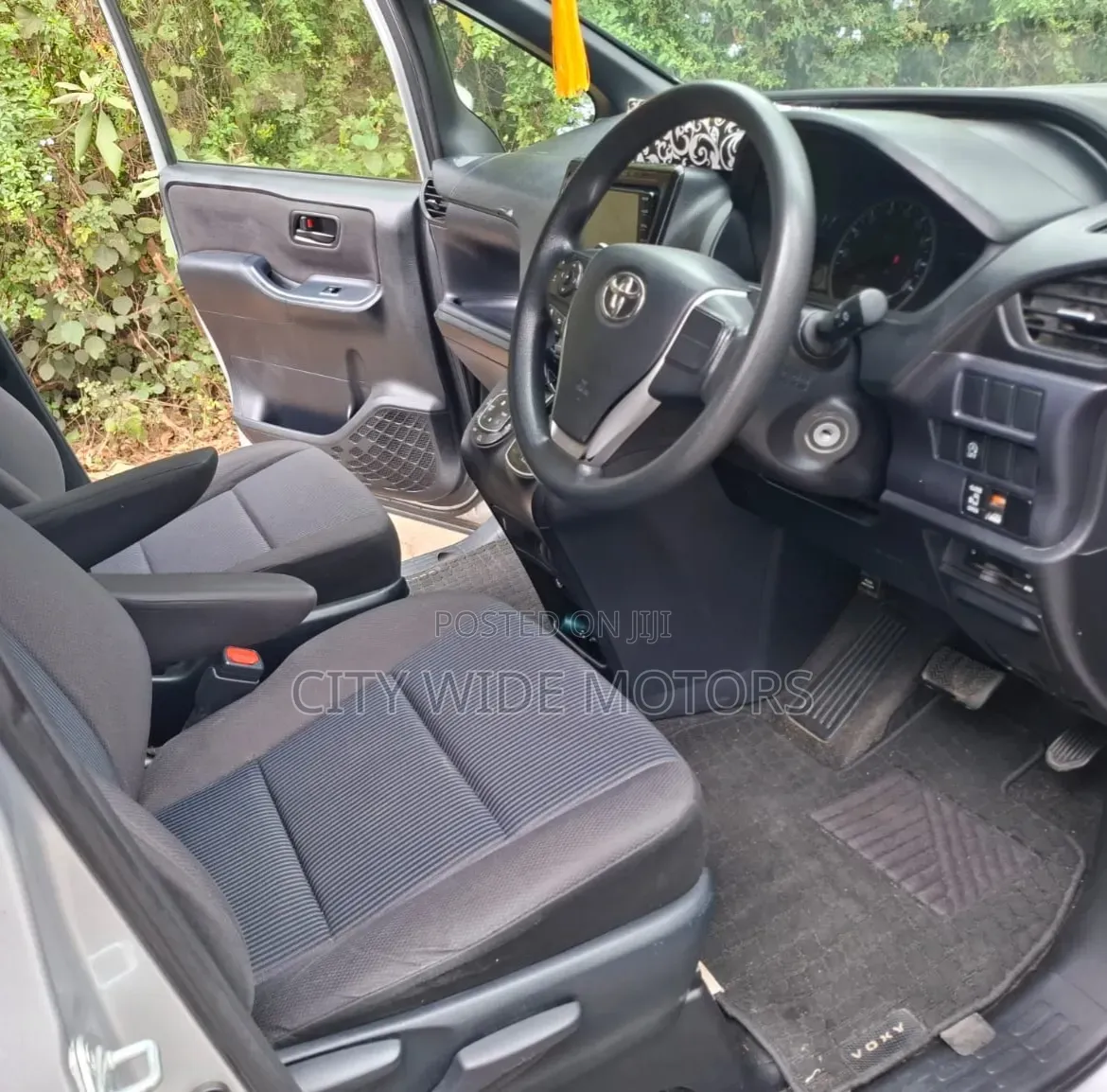 Toyota Voxy V 2WD 8-Seater 2016 Silver