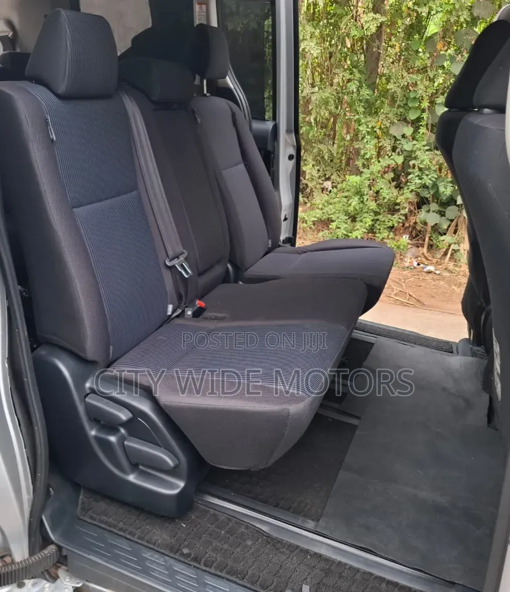 Toyota Voxy V 2WD 8-Seater 2016 Silver