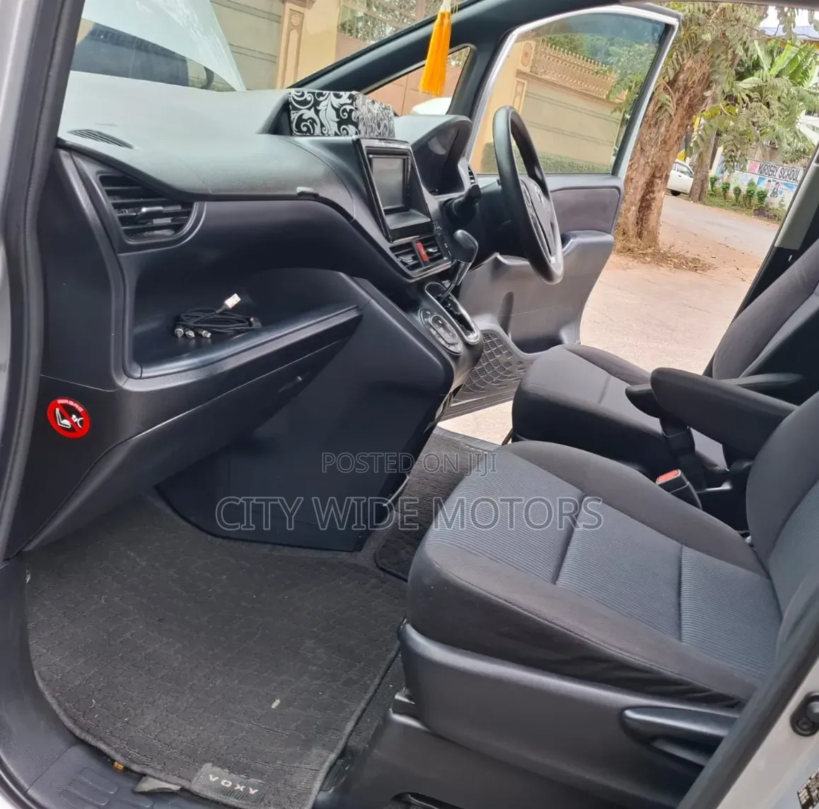 Toyota Voxy V 2WD 8-Seater 2016 Silver