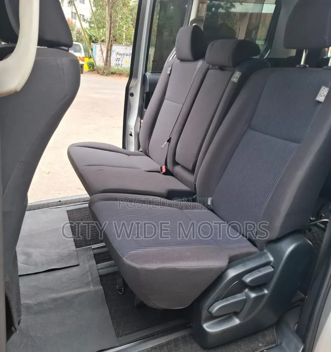Toyota Voxy V 2WD 8-Seater 2016 Silver