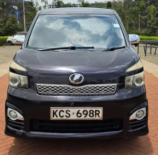 Toyota Voxy 2011