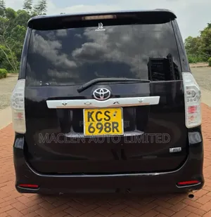 Toyota Voxy 2011