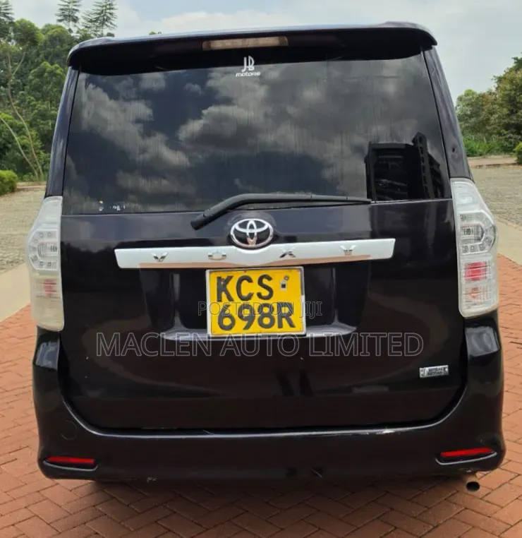 Toyota Voxy 2011