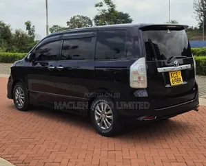 Toyota Voxy 2011