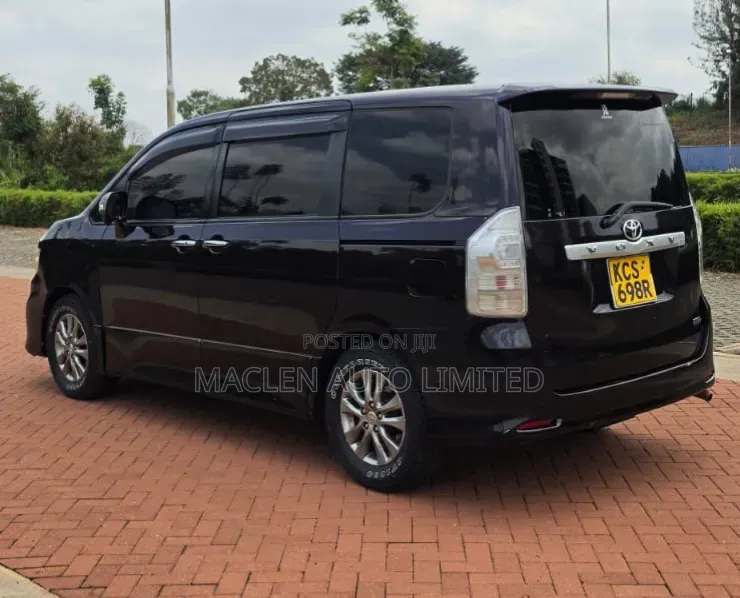 Toyota Voxy 2011