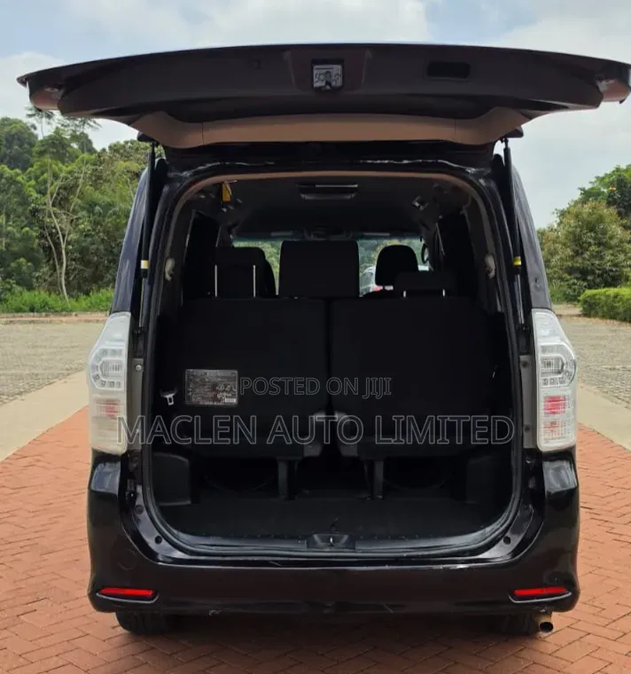 Toyota Voxy 2011