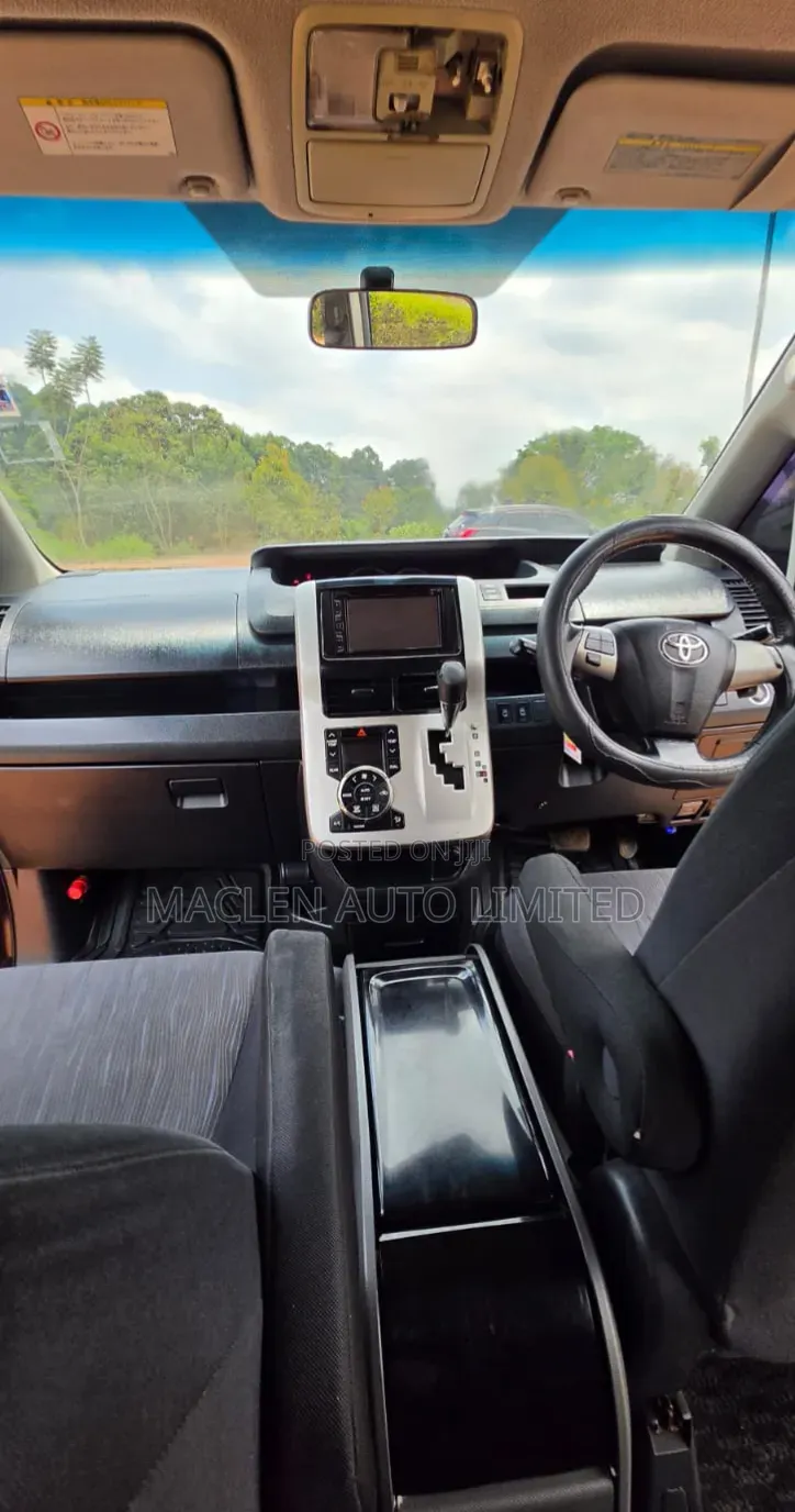 Toyota Voxy 2011