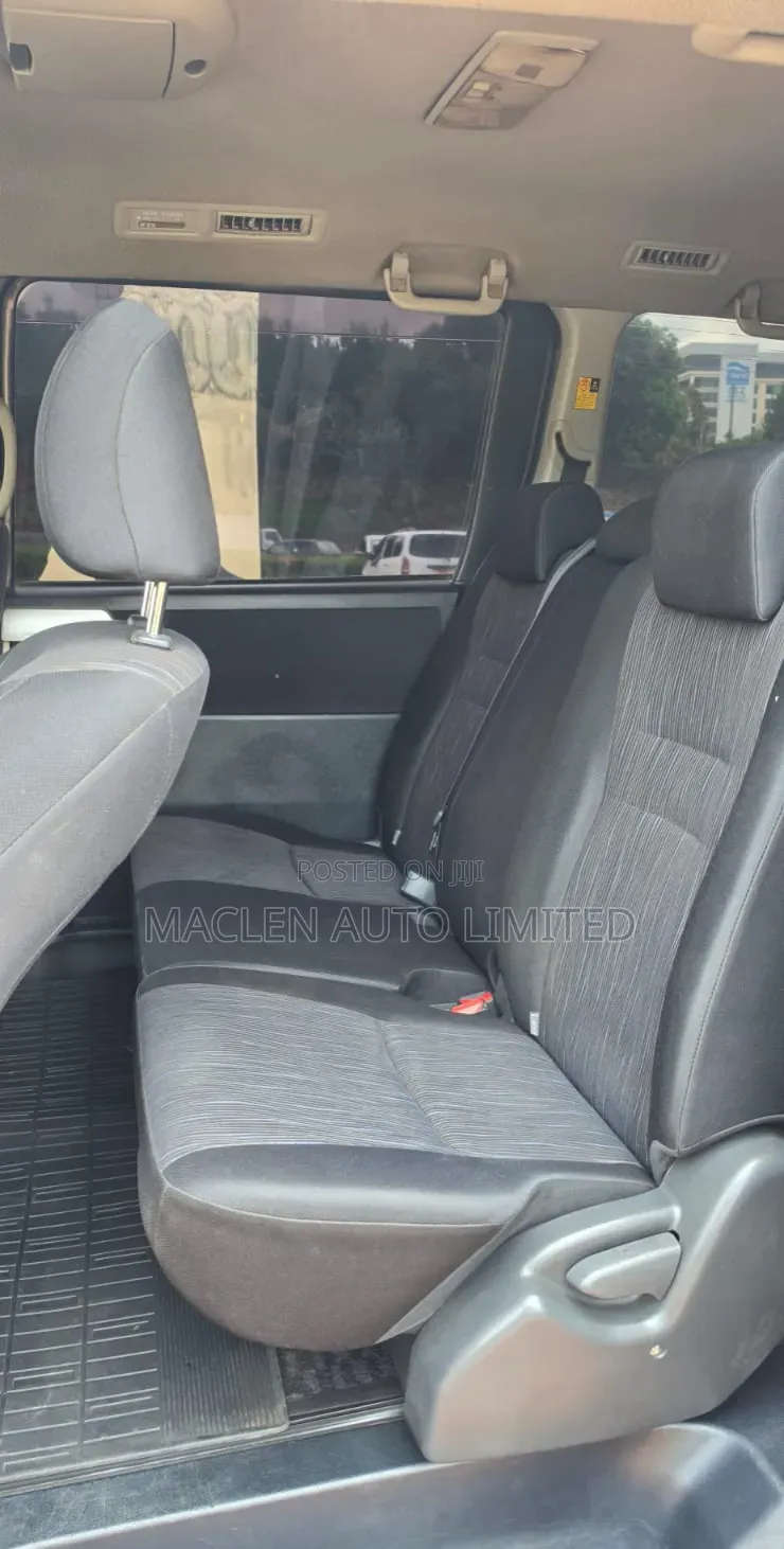 Toyota Voxy 2011