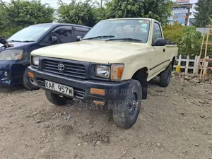 Toyota Hilux 1998 Gold
