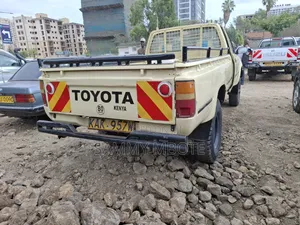 Toyota Hilux 1998 Gold