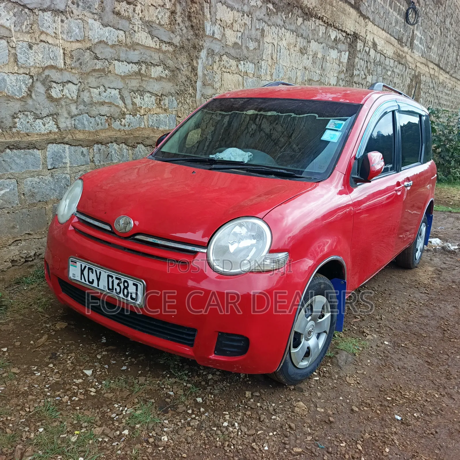 Toyota Sienta 2013 Red