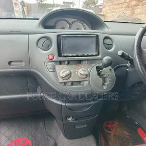 Toyota Sienta 2013 Red