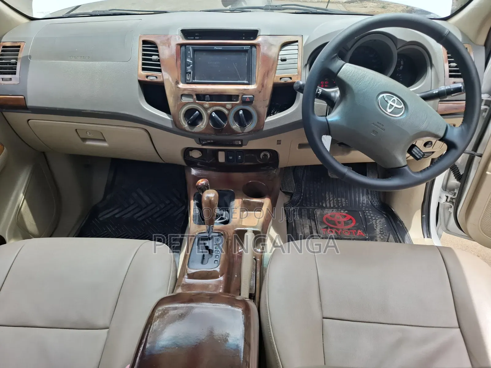 Toyota Hilux 2011 White