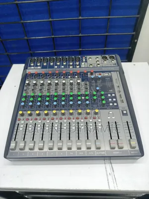 Plain Mixer Signature 12 Soundcraft
