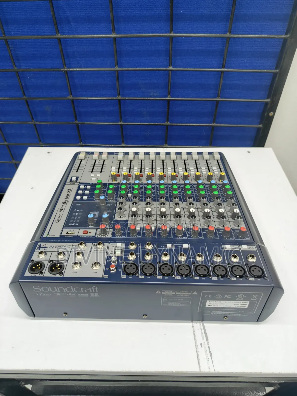 Plain Mixer Signature 12 Soundcraft