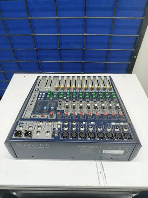 Plain Mixer Signature 12 Soundcraft