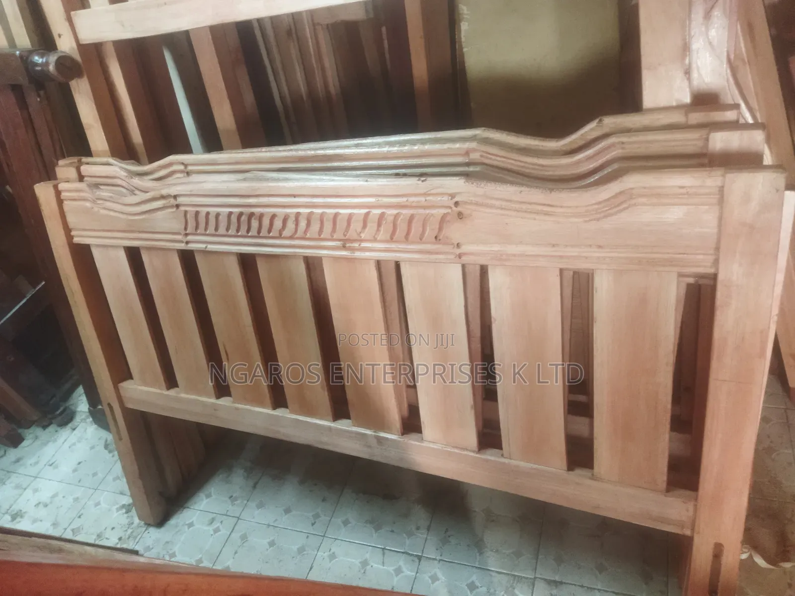 4/6 Bed Made of Hardwood
