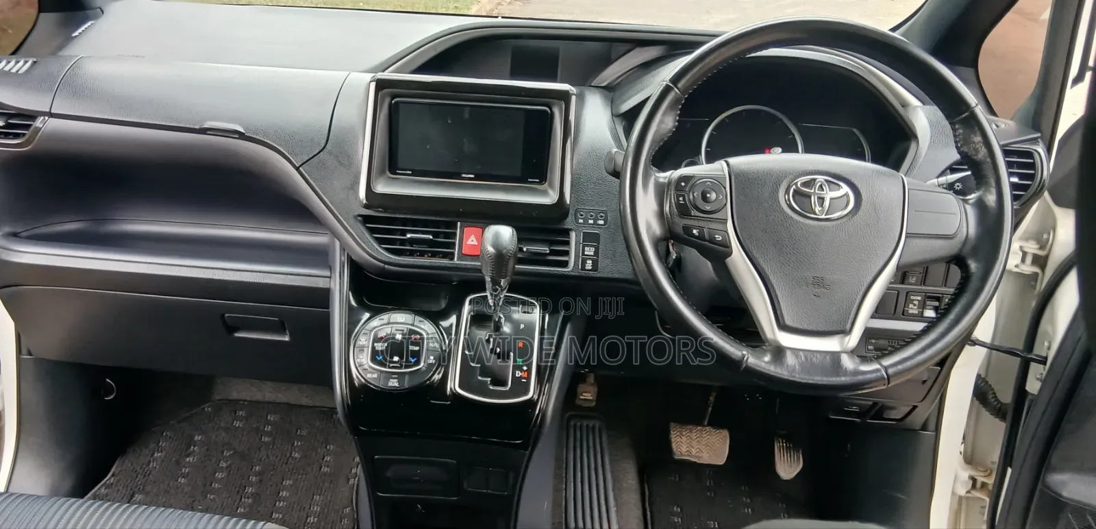 Toyota Voxy 2017 White