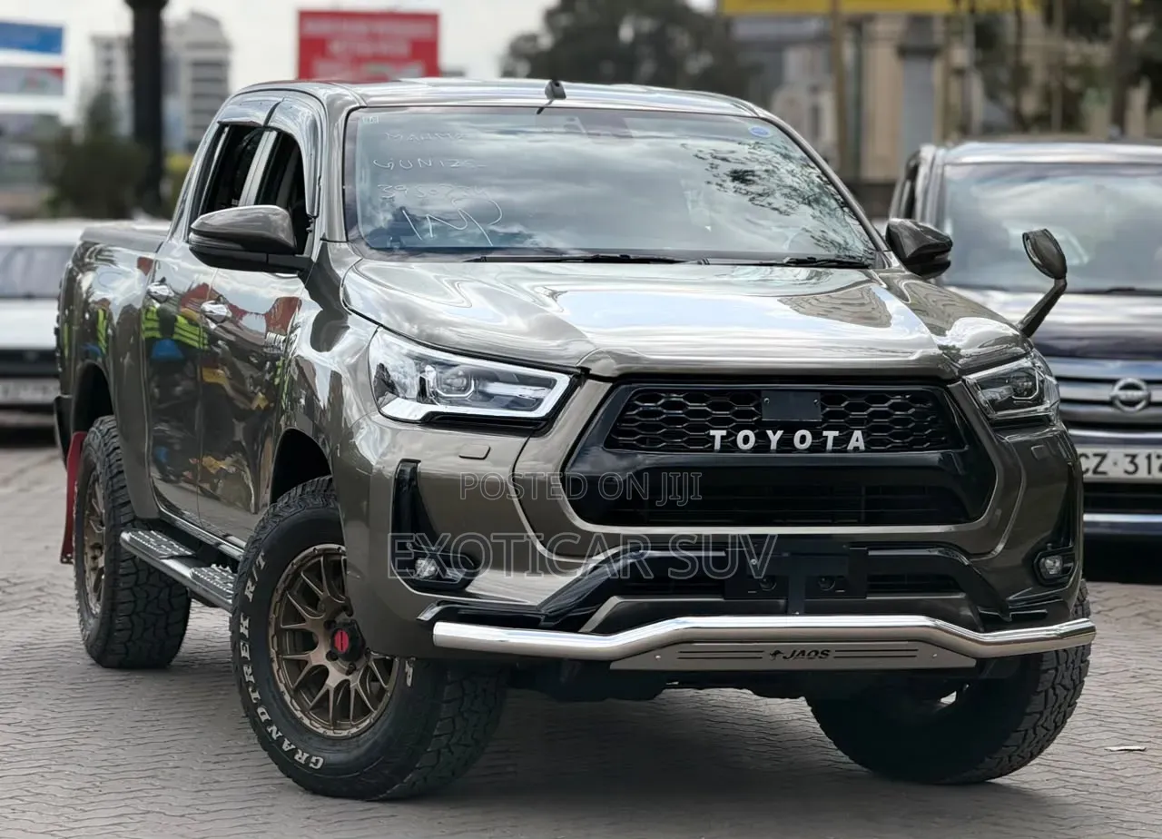 Toyota Hilux 2023 Gold