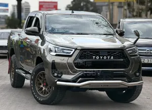 Toyota Hilux 2023 Gold