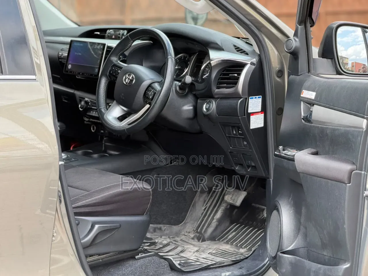 Toyota Hilux 2023 Gold