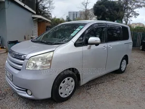 Toyota Noah 2.0 143hp FWD (7 Seater) 2008 Silver