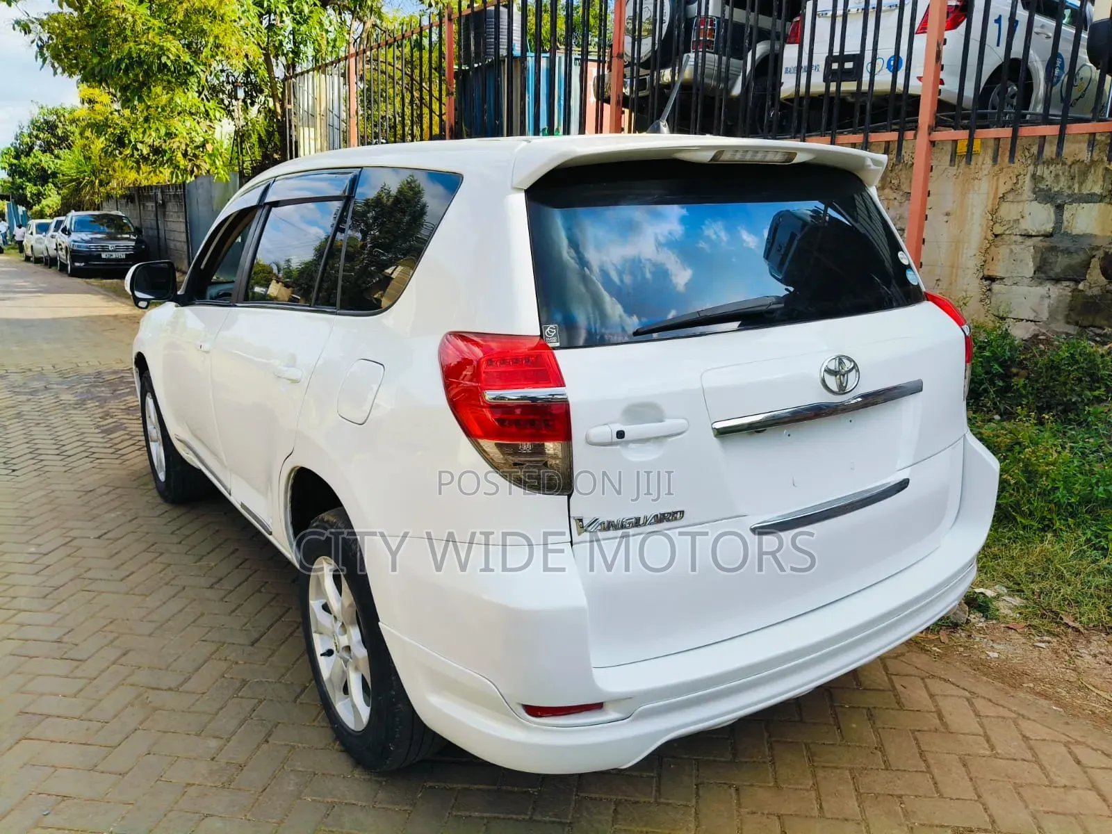 Toyota Vanguard 2011 Pearl