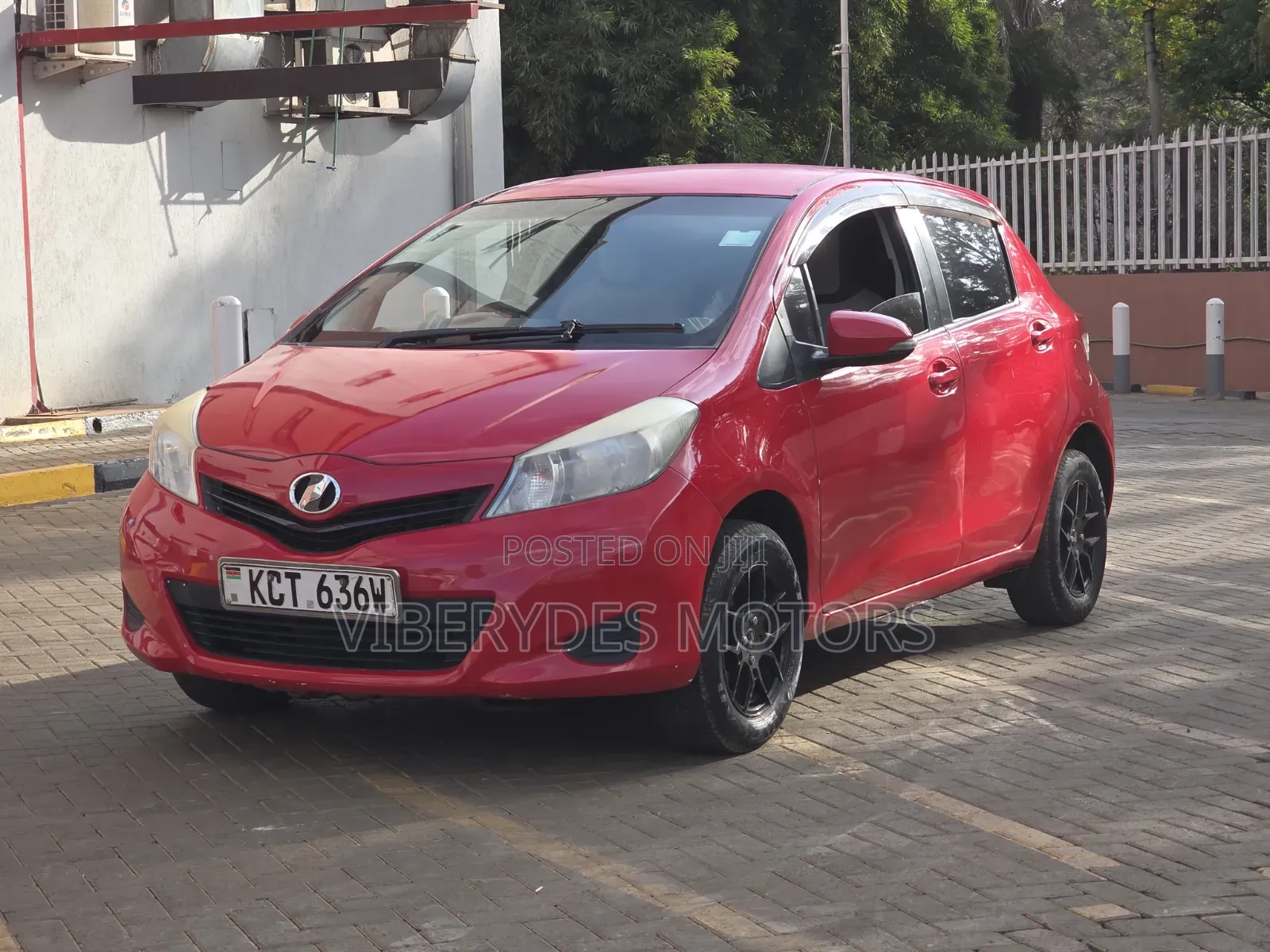 Toyota Vitz 2011 Red