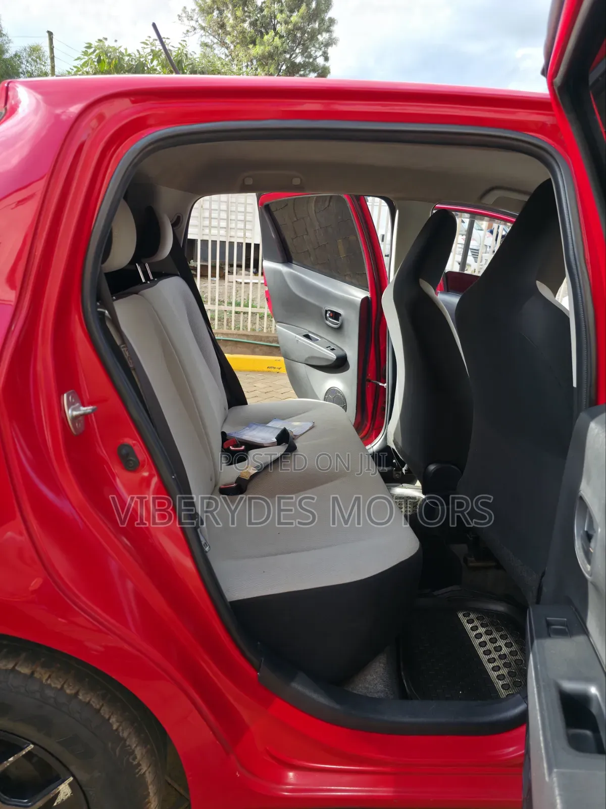 Toyota Vitz 2011 Red