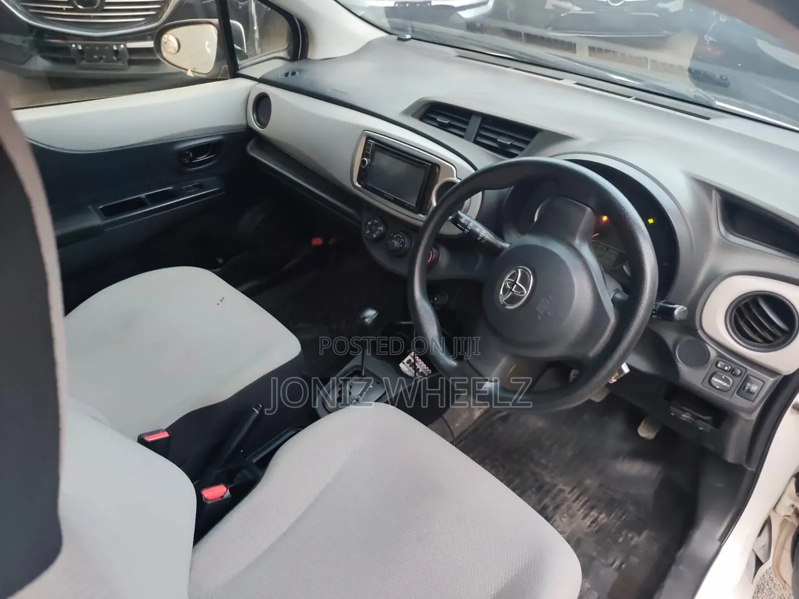 Toyota Vitz 1.3 FWD 5dr 2014 White