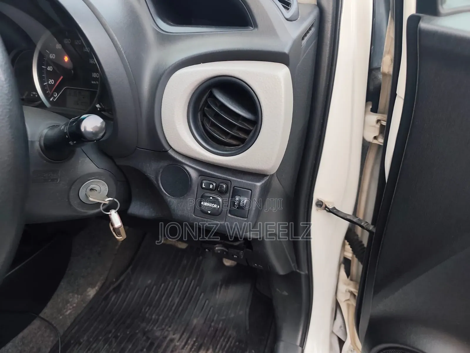 Toyota Vitz 1.3 FWD 5dr 2014 White