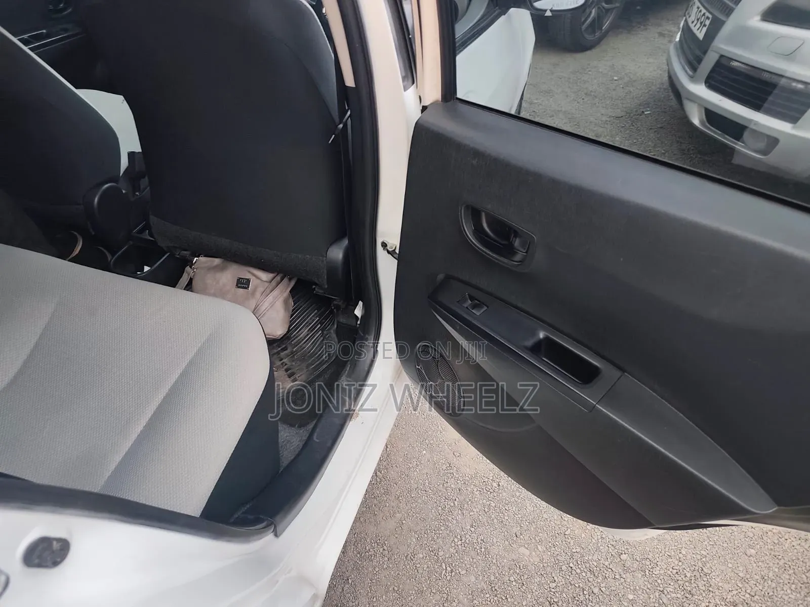 Toyota Vitz 1.3 FWD 5dr 2014 White