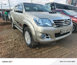 Toyota Hilux 2012 Silver