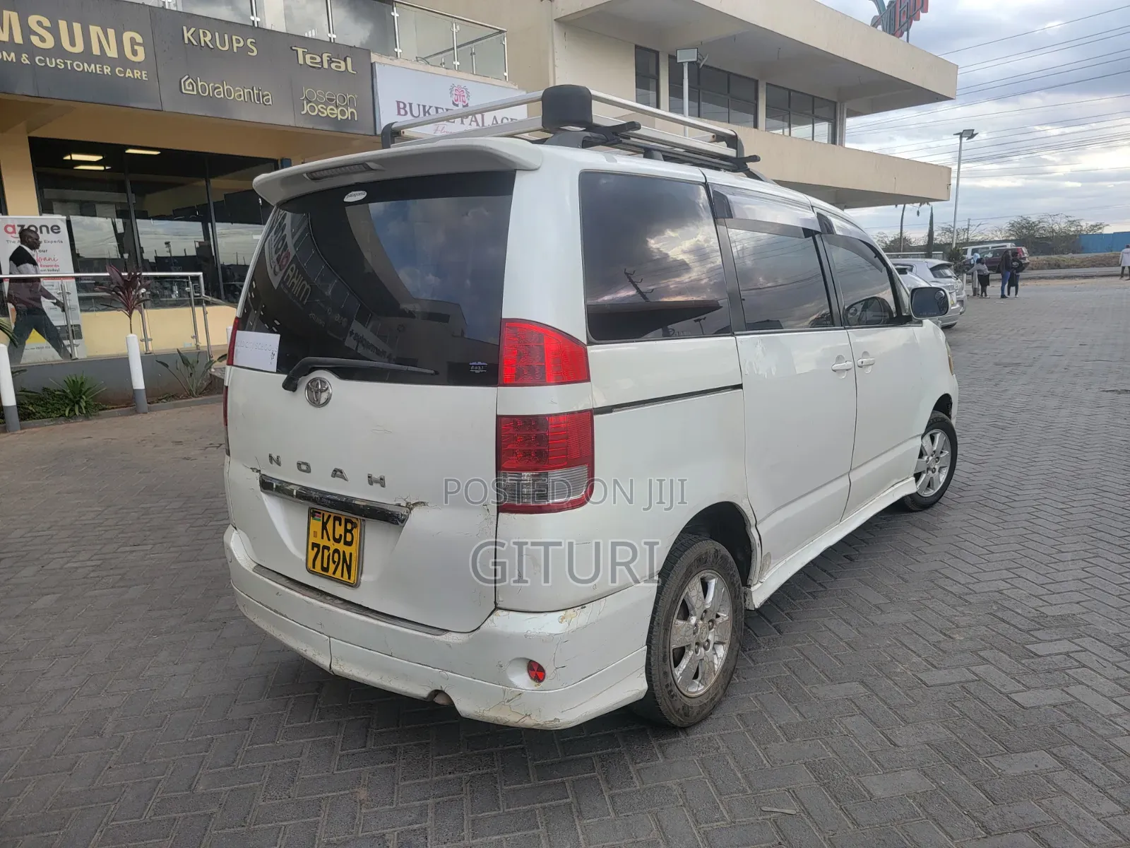 Toyota Noah 2.0 158hp FWD (7 Seater) 2007 White