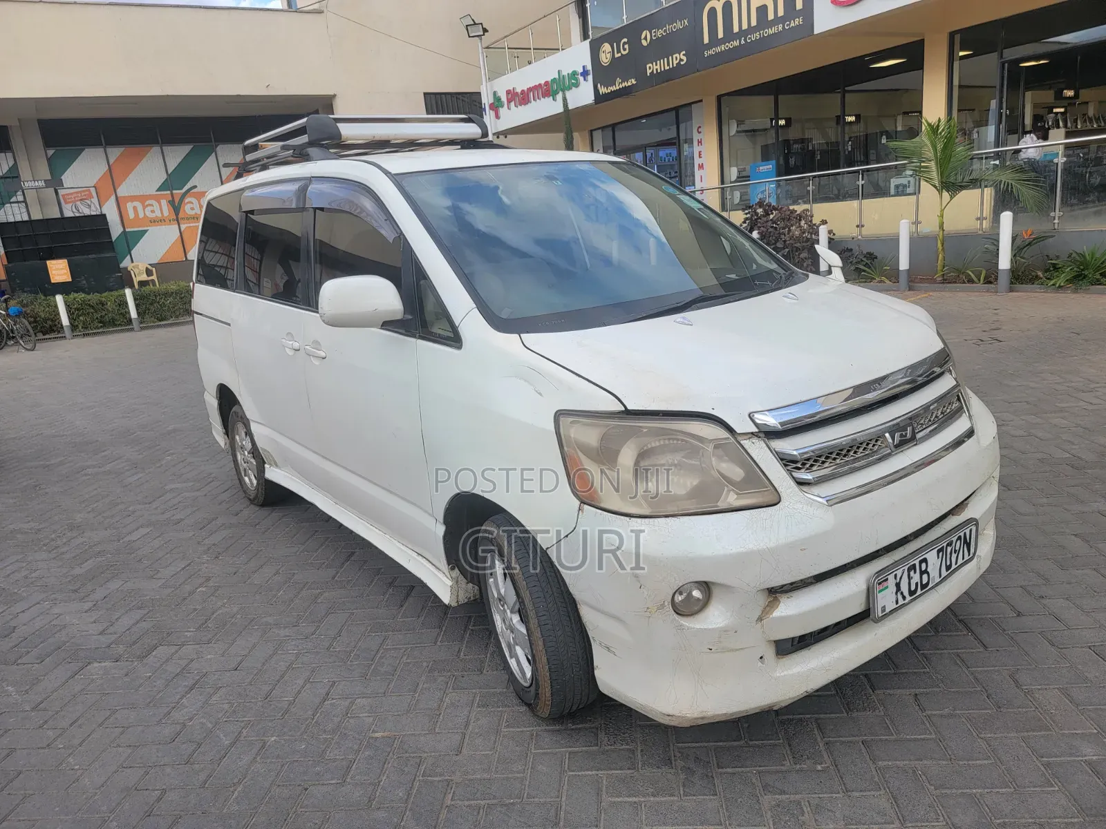 Toyota Noah 2.0 158hp FWD (7 Seater) 2007 White
