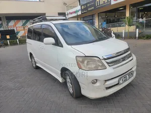 Toyota Noah 2.0 158hp FWD (7 Seater) 2007 White