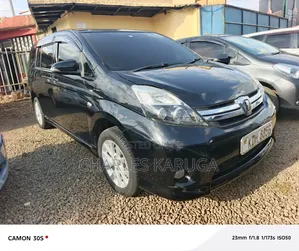 Toyota ISIS 2016 Black