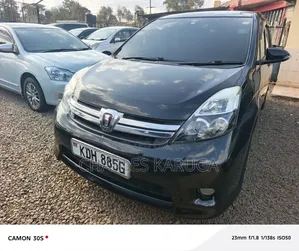 Toyota ISIS 2016 Black
