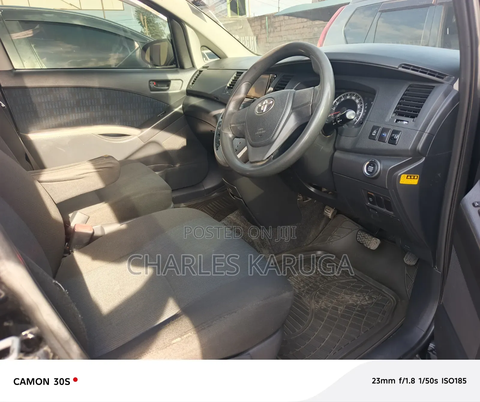 Toyota ISIS 2016 Black
