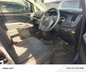 Toyota ISIS 2016 Black