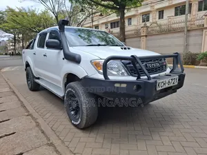 Toyota Hilux 2.5 D-4D 4X4 SRX 2009 White