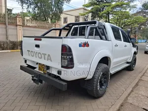 Toyota Hilux 2.5 D-4D 4X4 SRX 2009 White