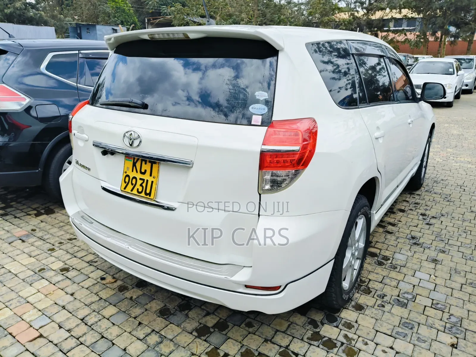 Toyota Vanguard 2012 White