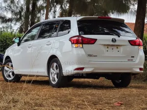 Toyota Corolla Fielder 1.5 Hybrid FWD 2020 White