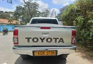Toyota Hilux 2010 Silver