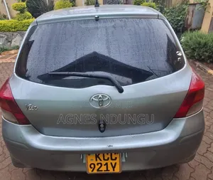 Toyota Vitz 2007 Silver